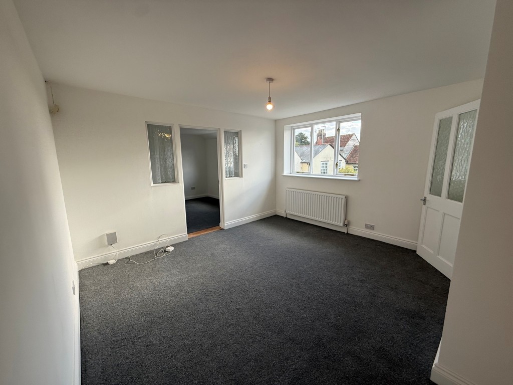 Lot: 6 - INVESTMENT OPPORTUNITY IN TOWN CENTRE LOCATION WITH OFF ROAD PARKING - Carpeted lounge of upper floor